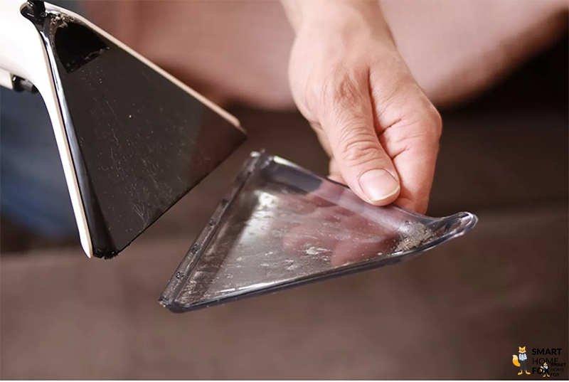 Ausgießen des Schmutzwassers nach der Sofareinigung